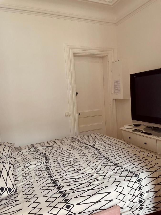 Chambre Grand Lit Pieds Dans L'eau à Appartement